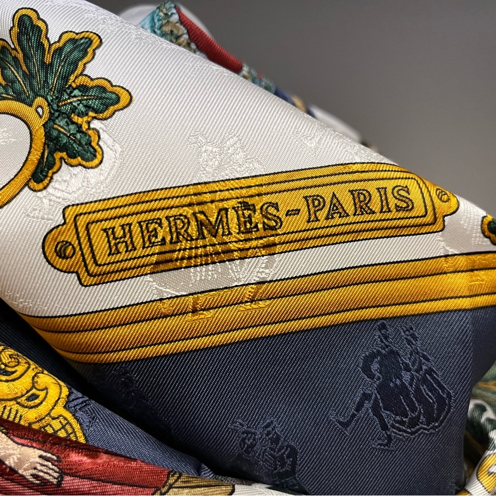 Hermes Carrie 90 Joies d’Hiver silk holiday scarf - Picture 4 of 8